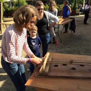 Boule qui roule : elle joue