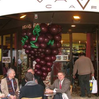 Grappe de raisin en ballon : dans un café