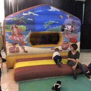 Château gonflable maison du pirate : avec enfants