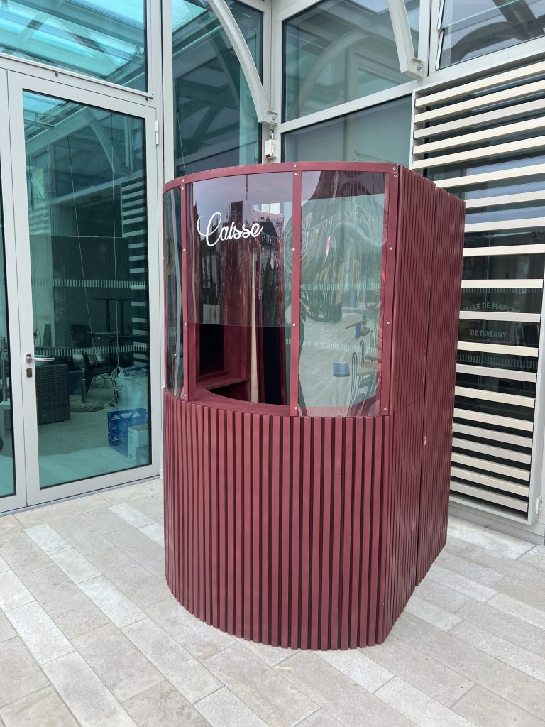 Caisse de cinéma vintage bordeaux, guichet rétro de billetterie