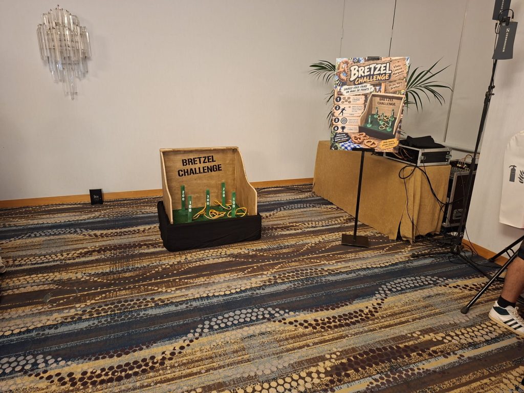 Installation du Bretzel Challenge avec la cible et le panneau explicatif à Strasbourg