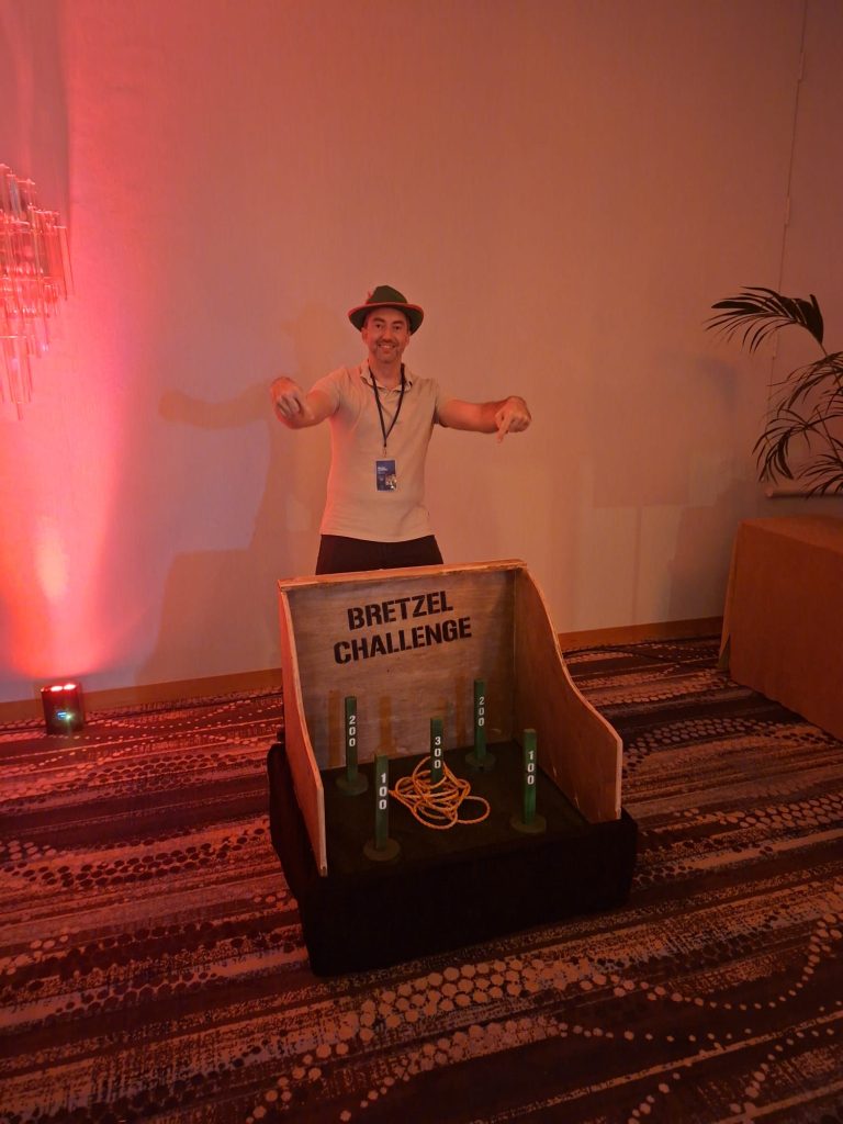 Un participant pose devant la cible du Bretzel Challenge à Strasbourg.