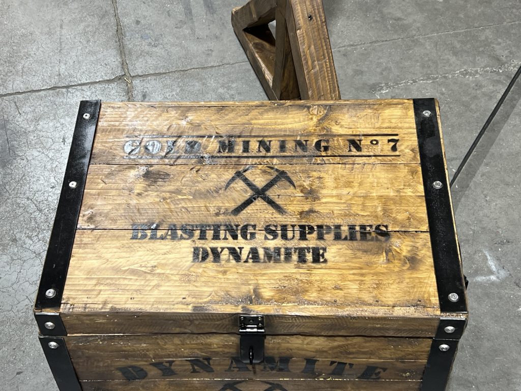Détail du coffre de dynamite en bois et ferrures noires