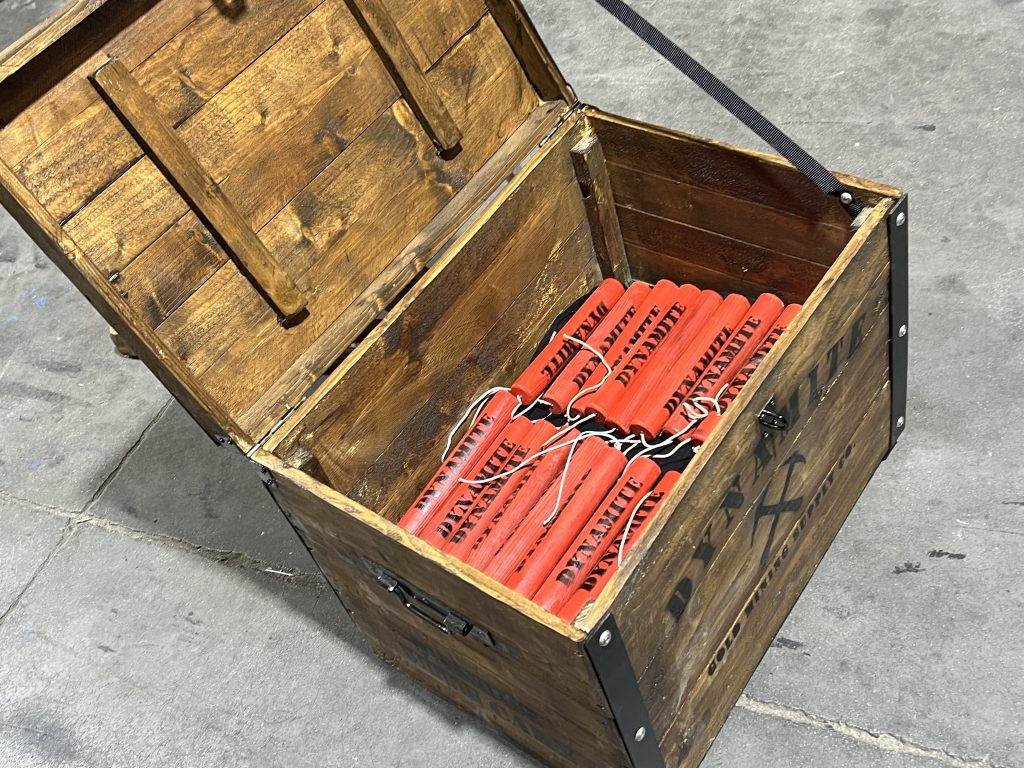 Coffre de dynamite décoratif fermé avec marquage Gold Mining