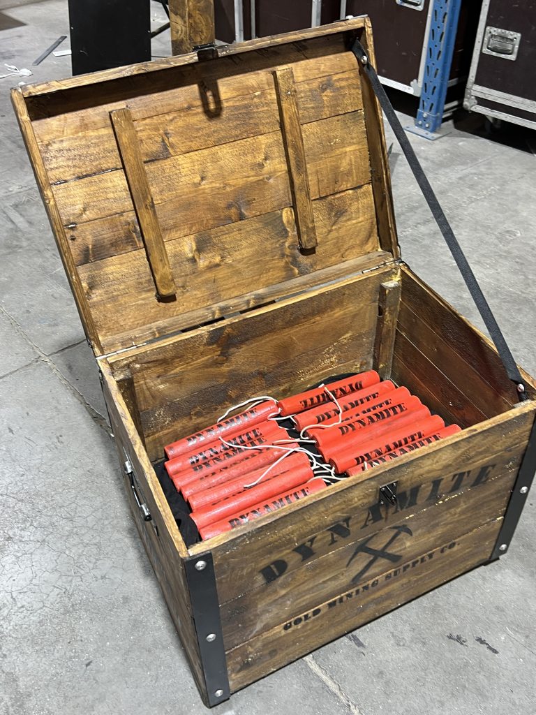 Coffre de dynamite décoratif ouvert en bois vieilli