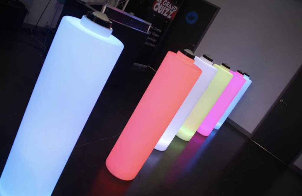 Colonnes lumineuses LED installées dans une salle