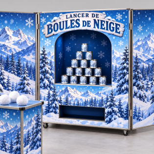 Stand de lancer de boules de neige avec décor de montagnes enneigées, pyramide de boîtes et boules blanches