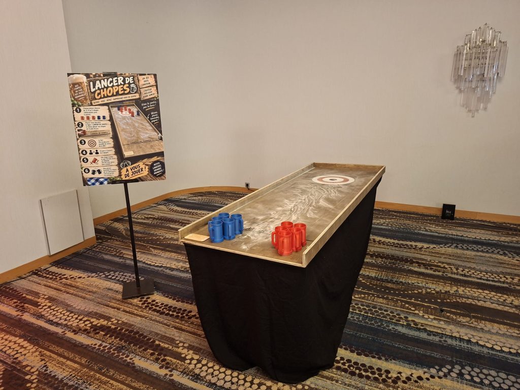 Jeu de lancer de chopes installé à Strasbourg, avec piste en bois, cible et chopes de deux couleurs