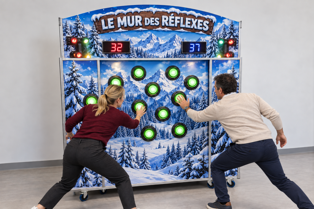 Deux collègues jouent au mur des réflexes avec un décor de montagnes enneigées