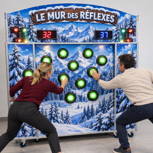 Deux collègues jouent au mur des réflexes avec un décor de montagnes enneigées